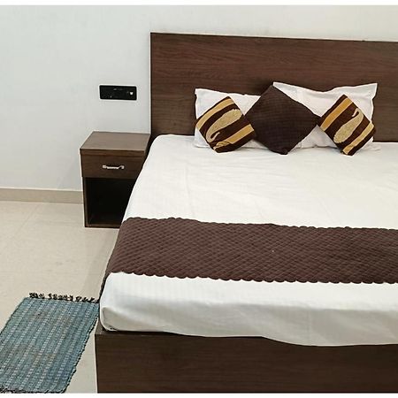 Hotel Aparna Grand Near Ram Janam Bhoomi And Temple - Fully Air Conditioned - Free Wifi Available - Best Budget Hotel In Ayodhya Esterno foto