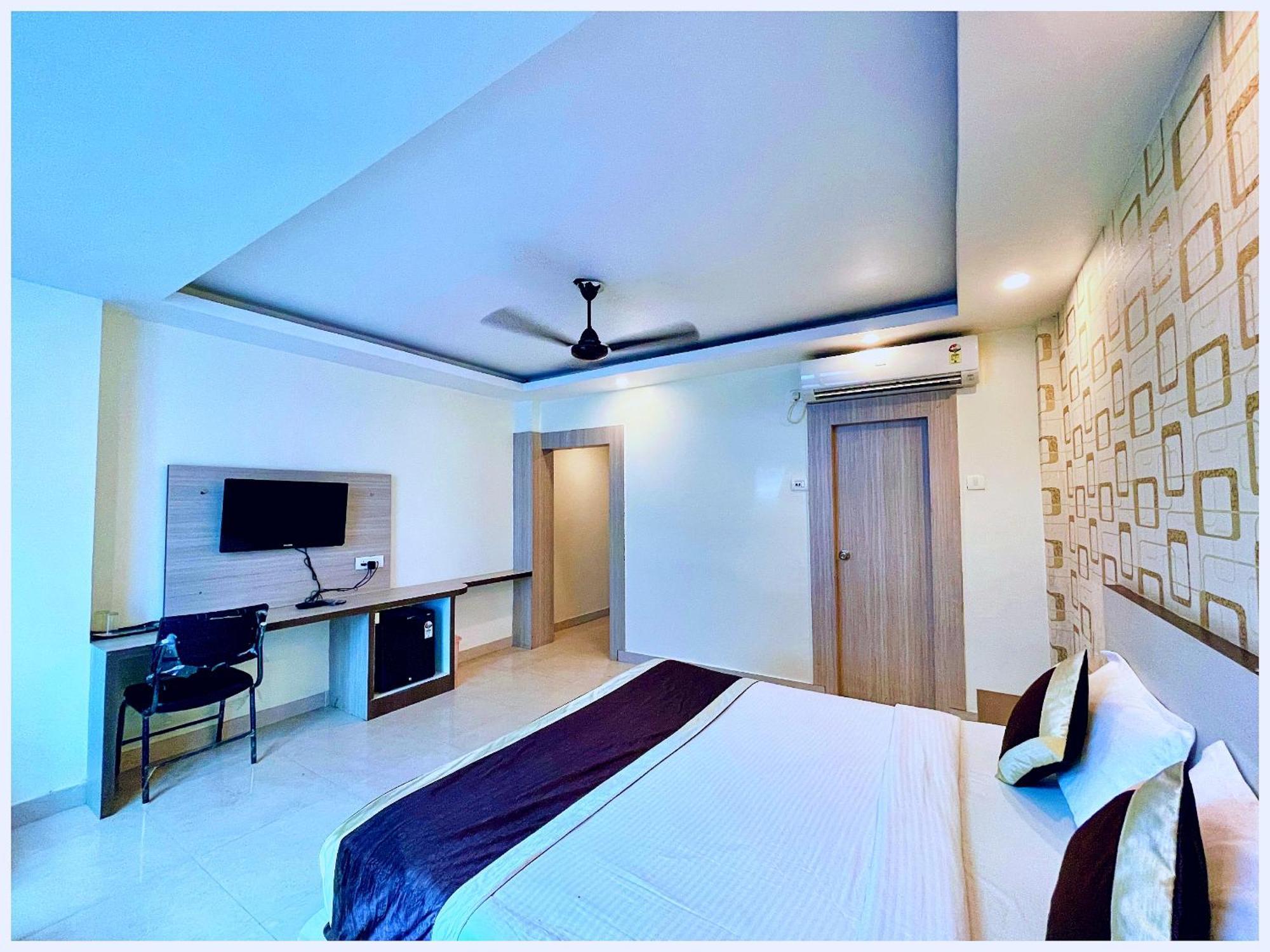 Hotel Aparna Grand Near Ram Janam Bhoomi And Temple - Fully Air Conditioned - Free Wifi Available - Best Budget Hotel In Ayodhya Esterno foto