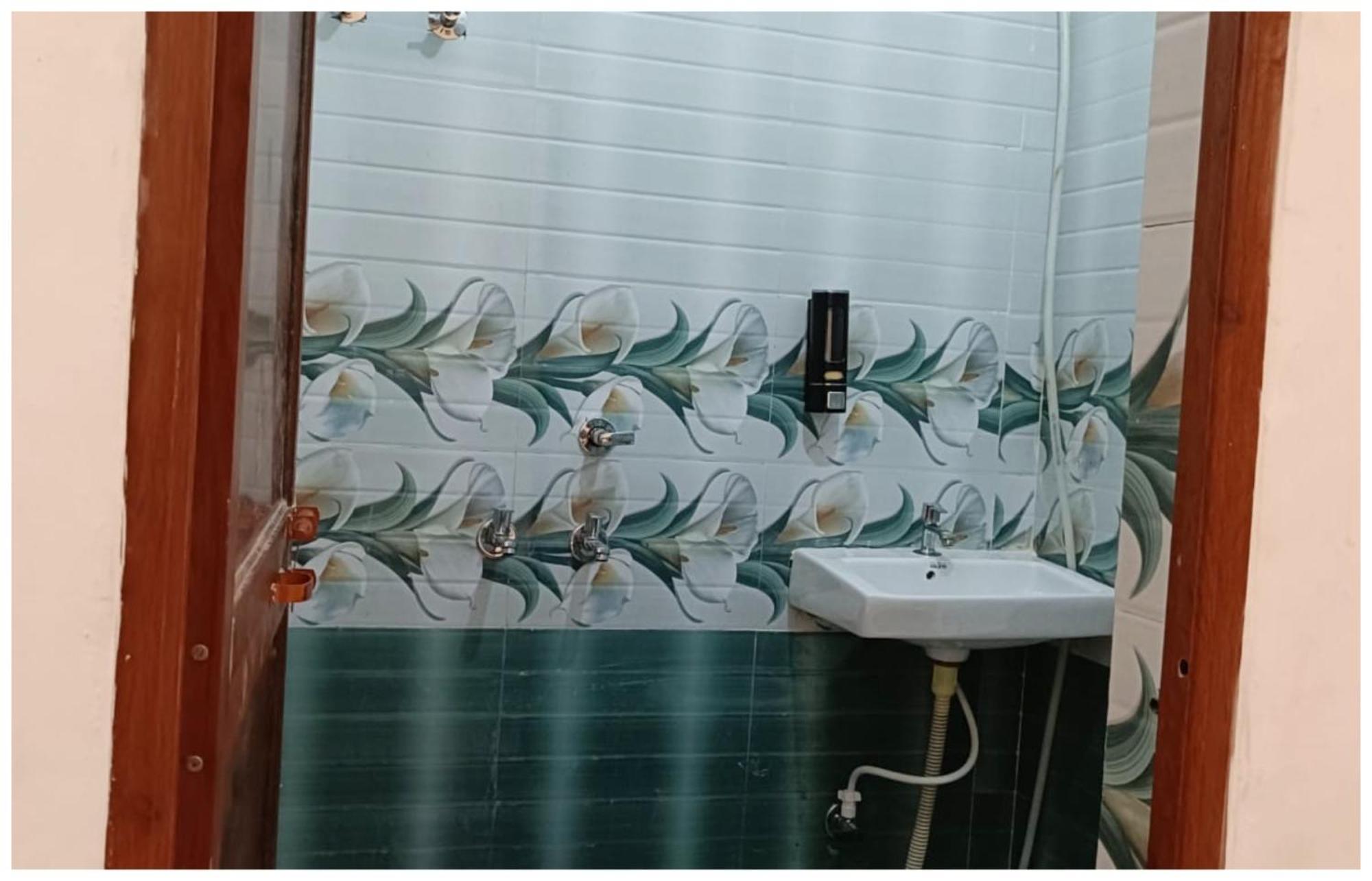 Hotel Aparna Grand Near Ram Janam Bhoomi And Temple - Fully Air Conditioned - Free Wifi Available - Best Budget Hotel In Ayodhya Esterno foto