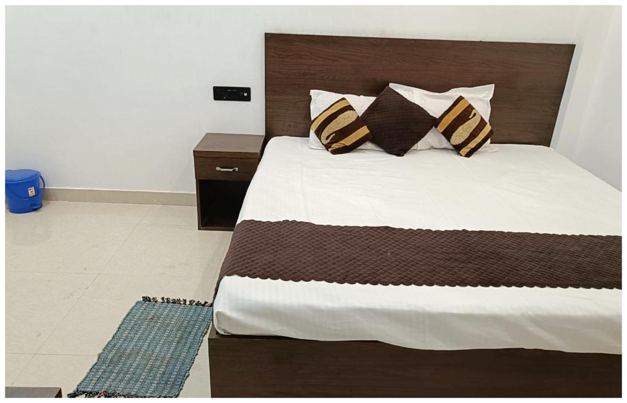 Hotel Aparna Grand Near Ram Janam Bhoomi And Temple - Fully Air Conditioned - Free Wifi Available - Best Budget Hotel In Ayodhya Esterno foto