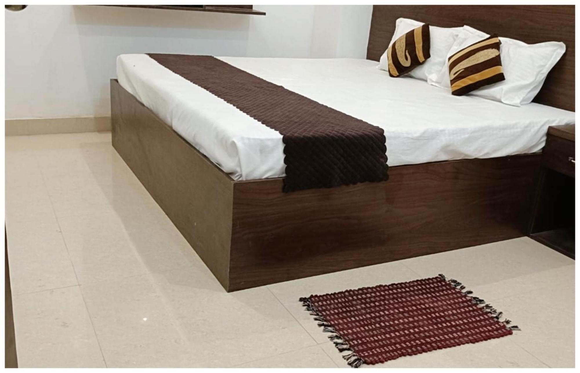 Hotel Aparna Grand Near Ram Janam Bhoomi And Temple - Fully Air Conditioned - Free Wifi Available - Best Budget Hotel In Ayodhya Esterno foto