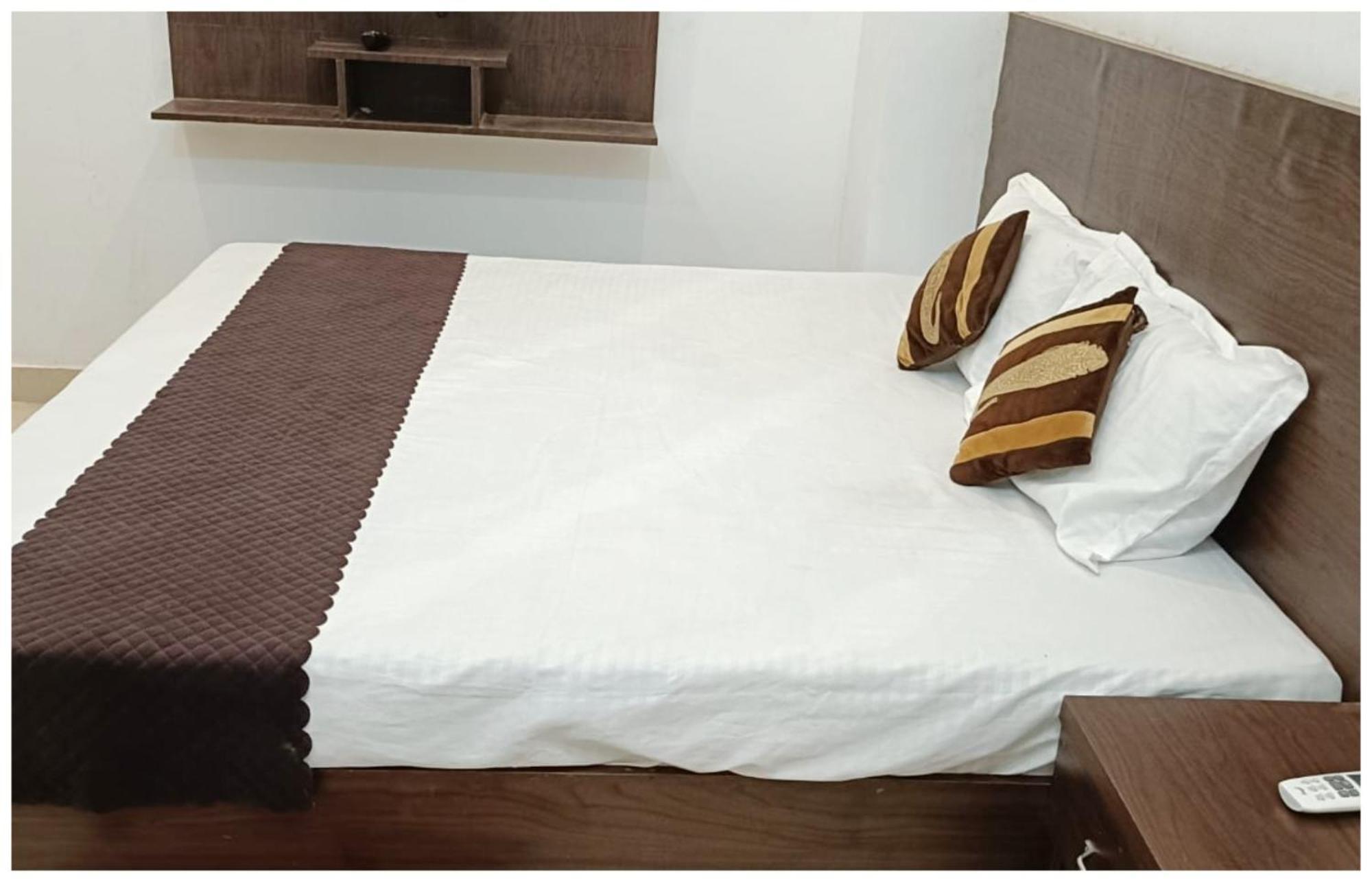 Hotel Aparna Grand Near Ram Janam Bhoomi And Temple - Fully Air Conditioned - Free Wifi Available - Best Budget Hotel In Ayodhya Esterno foto