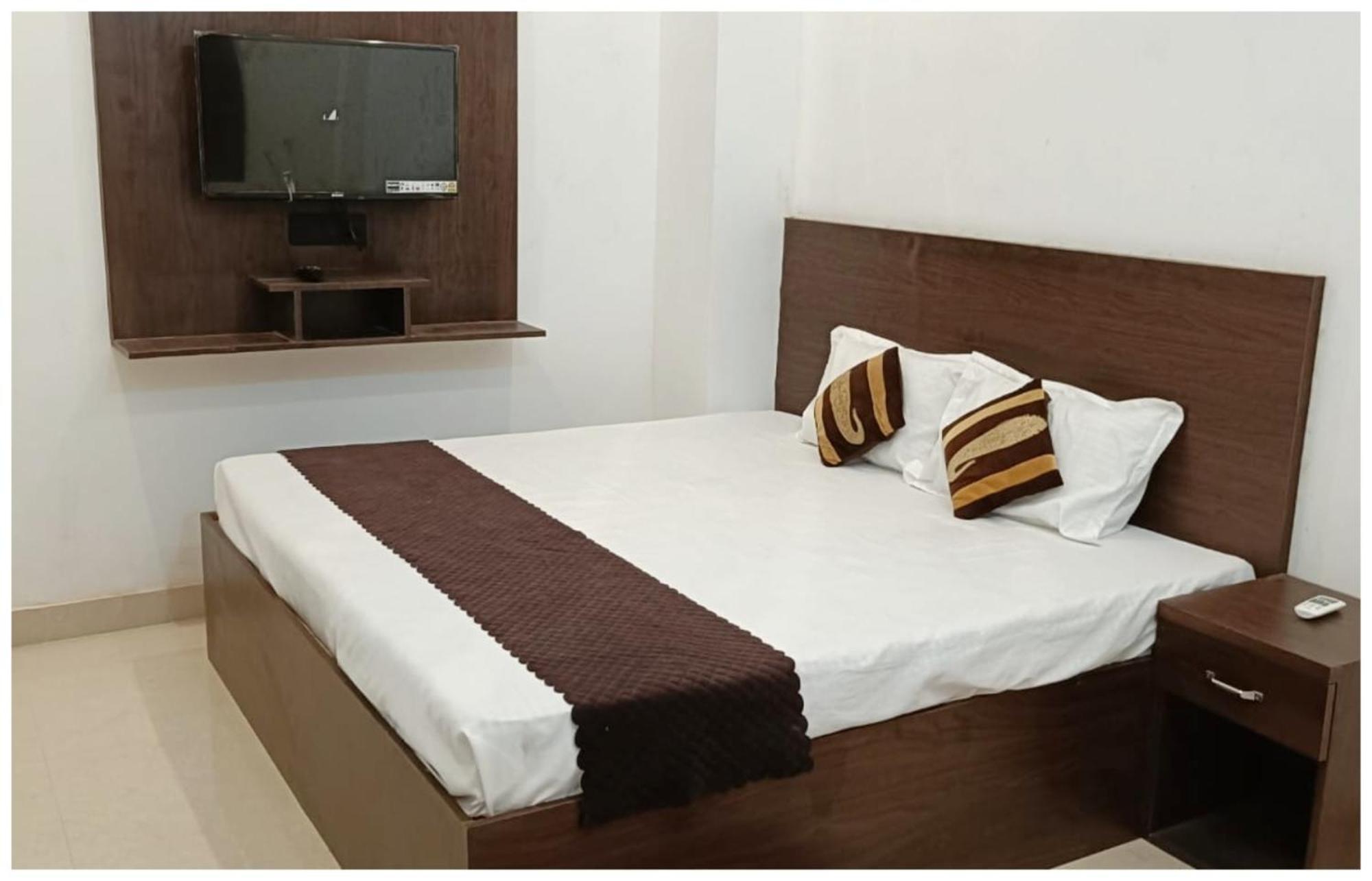 Hotel Aparna Grand Near Ram Janam Bhoomi And Temple - Fully Air Conditioned - Free Wifi Available - Best Budget Hotel In Ayodhya Esterno foto